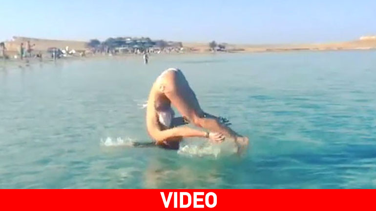 Το βίντεο της Οικονομάκου που «σαρώνει» στο διαδίκτυο: Δείτε την να κάνει σέξι τούμπες στη θάλασσα